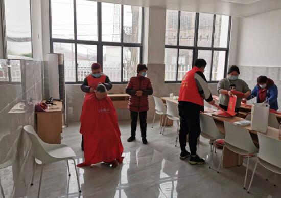 周子村“理发惠民 喜迎新年”新时代文明实践活动 一把推剪暖民心 便民服务获点赞