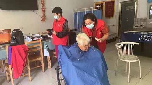 小剪刀传递大关爱 凤县双石铺镇新民街社区志愿服务队为居民开展上门理发服务