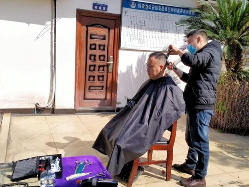 战疫情 保民安丨理发服务到一线 丝丝情谊暖警心